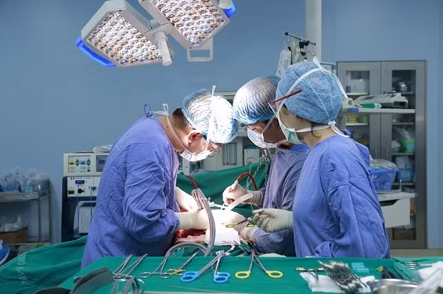 Cân não với khối u gan khổng lồ có kích thước 30 cm