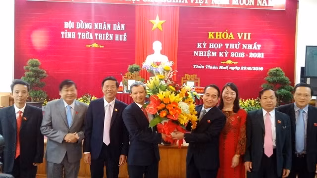 Lãnh đạo chủ chốt HĐND tỉnh Thừa Thiên - Huế khóa mới ra mắt và nhận nhiệm vụ.
