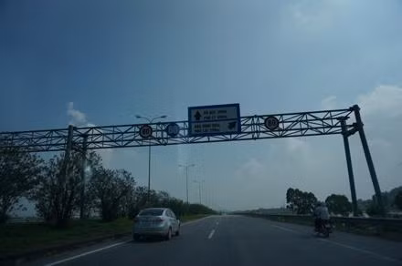 Hệ thống biển báo gây khó hiểu trên quốc lộ 1A.