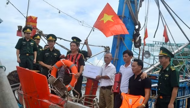 Bộ đội Biên phòng Nghệ An tặng quà ngư dân.