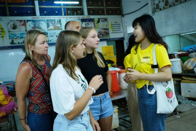 Du khách nước ngoài đi du lịch Đà Nẵng trong mùa dịch.