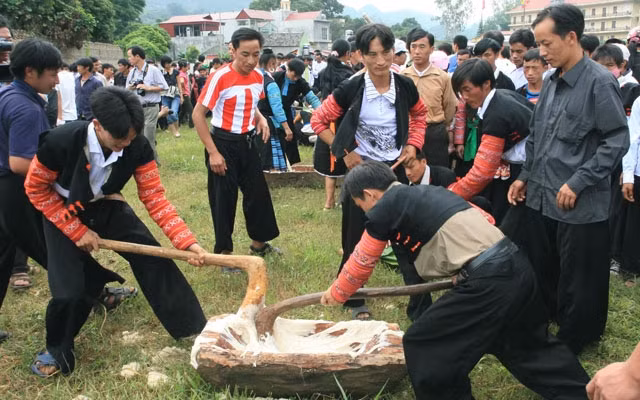 Thi dã bánh dày của đồng bào Mông.