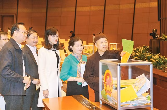 Đại biểu Quốc hội khóa XIII bỏ phiếu tín nhiệm 50 chức danh do Quốc hội bầu, phê chuẩn ngày 15-11-2014. Ảnh | ĐÌNH NAM