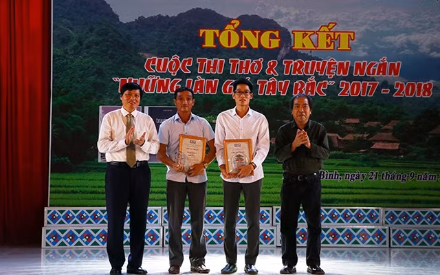 Hai tác giả đạt giải nhất (giữa) tại lễ tổng kết cuộc thi.
