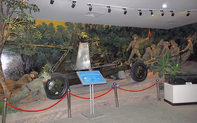 Mô phỏng cảnh tượng bộ đội ta kéo pháo trong Chiến dịch Ðiện Biên Phủ tại Bảo tàng Chiến thắng Lịch sử Ðiện Biên Phủ. Ảnh: Lê Lan