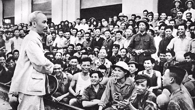 Đến thăm Nhà máy xe lửa Gia Lâm, Người nhắc nhở công nhân, cán bộ phát huy truyền thống cách mạng của nhà máy, ra sức xây dựng miền bắc, ủng hộ miền nam. Ảnh: TƯ LIỆU