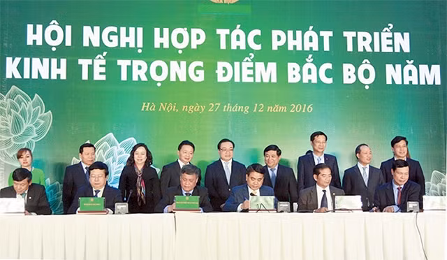 Lãnh đạo bảy tỉnh, thành phố trong vùng ký kết Kế hoạch điều phối vùng kinh tế trọng điểm Bắc Bộ 2017-2020 và Biên bản hợp tác phát triển kinh tế giữa các tỉnh, thành phố. Ảnh: DUY LINH