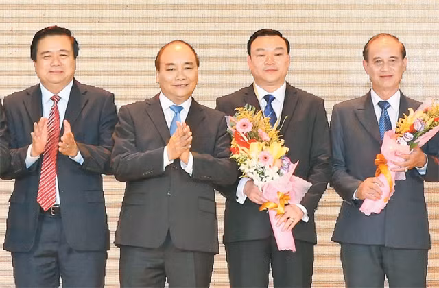 Thủ tướng Nguyễn Xuân Phúc với các nhà đầu tư. Ảnh: THỐNG NHẤT (TTXVN)