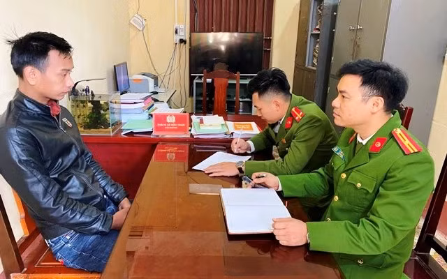 Công an xét hỏi thủ đối tượng trong nhóm lừa đảo, chiếm đoạt tài sản.