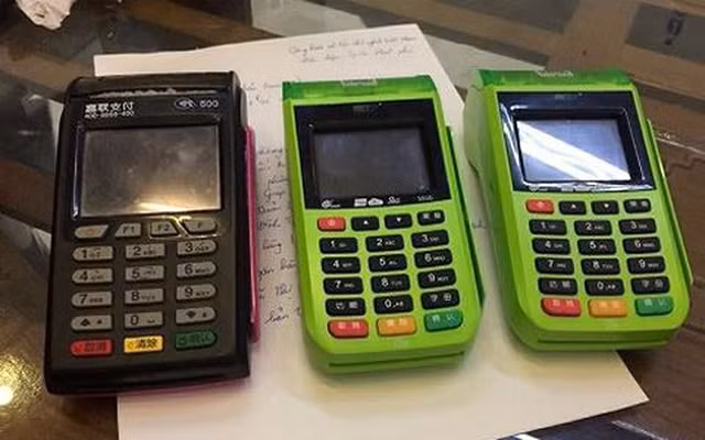Những máy POS dùng để chuyển tiền trái phép bị lực lượng chức năng tịch thu.