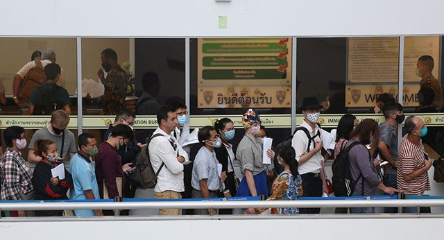 Người nước ngoài sẽ không phải xếp hàng làm các thủ tục gia hạn thị thực. (Ảnh: Bangkok Post)