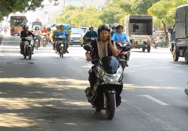 Vừa tham gia giao thông, vừa sử dụng điện thoại di động là hình ảnh dễ nhận thấy hằng ngày trên các tuyến đường.