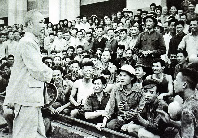 Chủ tịch Hồ Chí Minh thăm Nhà máy xe lửa Gia Lâm(19-5-1955).