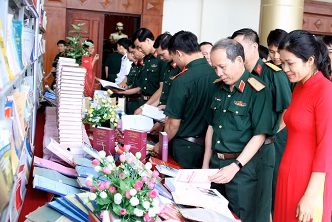 Không khí sôi nổi bên lề Hội thảo khoa học “Cống hiến vĩ đại của C.Mác - Giá trị tư tưởng và sức sống trong thời đại ngày nay” (diễn ra tại Hà Nội sáng 27-4). Ảnh: NGUYỄN HẢI