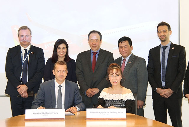 Tổng Giám đốc Vietjet, bà Nguyễn Thị Phương Thảo và ông Guillaume Faury, Chủ tịch - Tổng Giám đốc của Tập đoàn Airbus ký đồng hợp đồng đặt mua 20 tàu bay A321XLR.