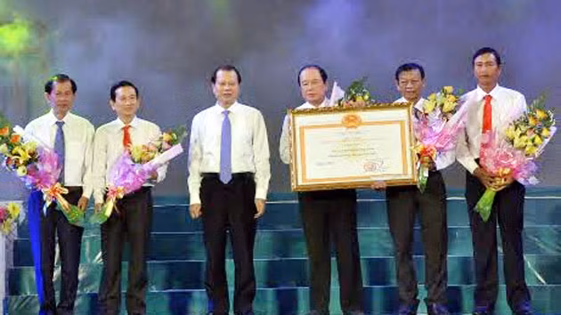 Phó Thủ tướng Chính phủ Vũ Văn Ninh trao danh hiệu cho lãnh đạo thị xã Ngã Bảy.
