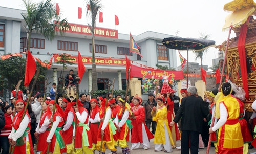 Rước kiệu trong lễ hội Lăng Kinh Dương Vương tại Thuận Thành.