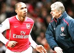Henry (trái) đã ra đi, chừng nào đến ông Wenger?