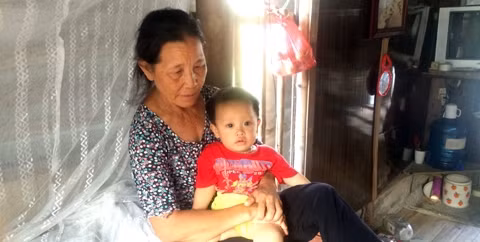 Bà Tú cùng cháu nội trong khoang thuyền chưa đầy 10m2