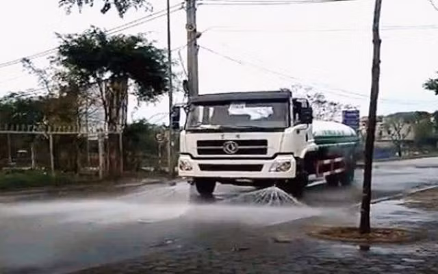 Rất nhiều ý kiến cho rằng nên khôi phục hạng mục rửa đường để giảm ô nhiễm bụi. 