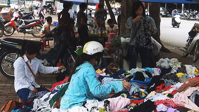 Quần áo hàng thùng tiềm ẩn nhiều nguy cơ gây bệnh cho người sử dụng.