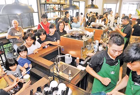 Cửa hàng cà-phê Strarbucks tại Hà Nội.  Ảnh: LÊ HIẾU