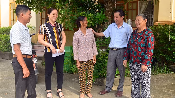 Lãnh đạo Ðảng ủy xã Hưng Ðạo (Hưng Nguyên) gặp gỡ, trao đổi với cán bộ xóm và người dân, nhằm kịp thời tháo gỡ những khó khăn, vướng mắc.