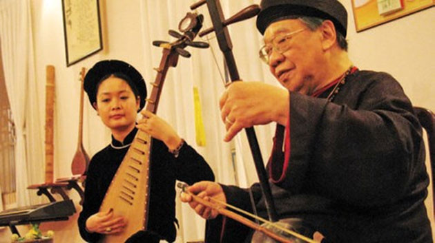 GS Trần Văn Khê và ca nương Phạm Thị Huệ. Ảnh TL.