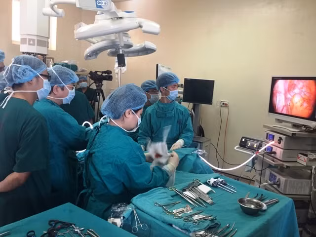 GS Kim Nam Kyu đang thực hiện ca mổ trình diễn phẫu thuật nội soi ung thư đại trực tràng.