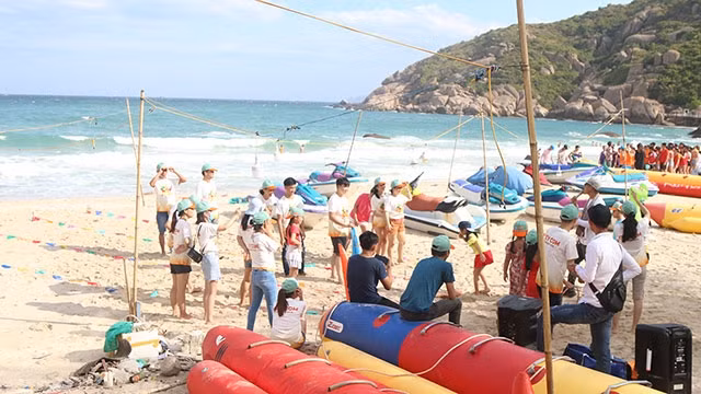 Rất đông khách du lịch đến đảo Bình Ba, xã Cam Bình, Cam Ranh, Khánh Hòa tham quan.