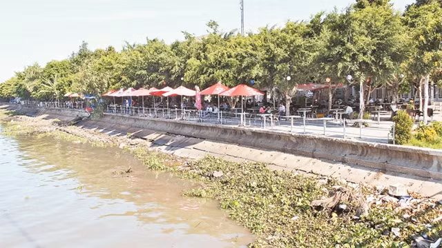 Toàn bộ không gian của Công viên Trần Hưng Đạo đã bị nhiều hộ dân chiếm dụng kinh doanh nhà hàng.