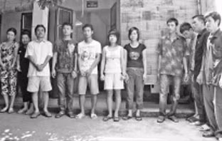 Các đối tượng trong đường dây buôn bán
phụ nữ, trẻ em bị công an
quận Đống Đa (Hà Nội) bắt giữ.