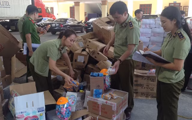 Cán bộ Cục Quản lý thị trường Ninh Bình kiểm tra hàng hóa trước khi tiêu hủy.