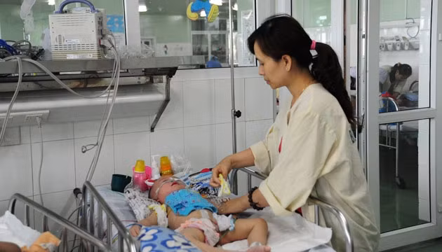  Bệnh nhi Đào Quang Hải, 15 tháng tuổi, bị viêm phổi do biến chứng sởi, đang thở bằng máy (ảnh chụp trưa 21-4).