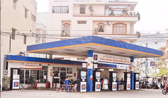 Một cây xăng trên đường Thuận Kiều (quận 5) nằm sát khu dân cư, không bảo đảm an toàn.
