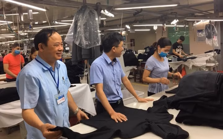Kiểm tra sản phẩm trước khi xuất xưởng ở Công ty cổ phần May xuất khẩu Hà Bắc.