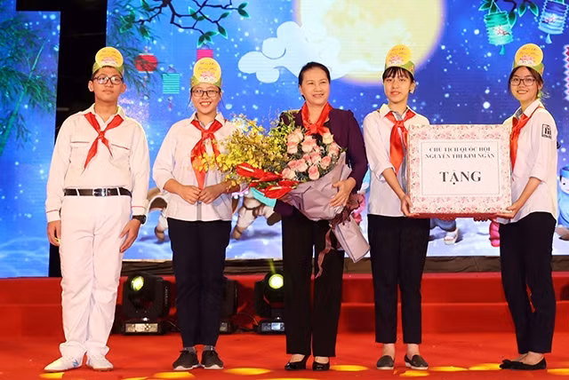 Chủ tịch Quốc hội Nguyễn Thị Kim Ngân trao quà tặng các cháu thiếu nhi tại đêm hội. Ảnh: TRỌNG ÐỨC (TTXVN)