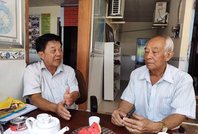 Thiếu tướng Trần Vinh Quang, nguyên Chủ nhiệm Chính trị Bộ Tư lệnh Quân khu 9, nguyên Thứ trưởng Lao động, Thương binh và Xã hội (trái) và đồng chí Huỳnh Xuân Phong..