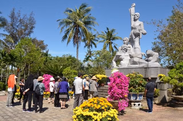 Du khách tham quan, thắp hương tại tượng đài Sơn Mỹ.