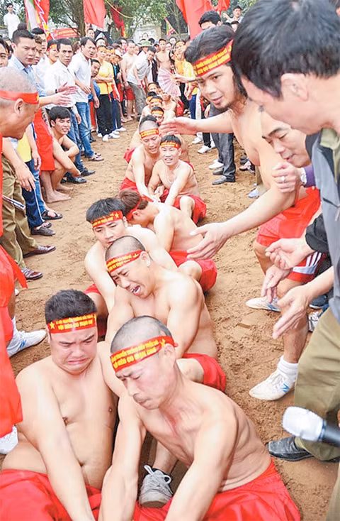 Thi đấu kéo co ngồi tại Hội đền Trấn Vũ (Thạch Bàn, Long Biên).