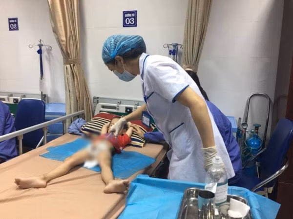 Các bệnh nhi đang được điều trị tại Bệnh viện Da liễu Trung ương. 