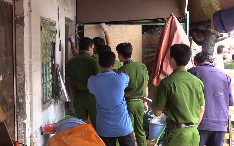 Công an khám nghiệm hiện trường.