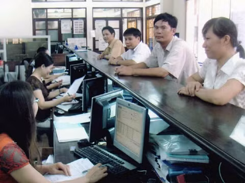 Hoạt động nghiệp vụ ngân quỹ tại Kho bạc Nhà nước tỉnh Nam Ðịnh.   Ảnh: MAI KA