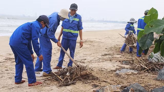 Dọn rác trên bờ biển Nguyễn Tất Thành, Đà Nẵng.