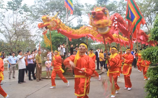 Múa rồng trong phần lễ tại Lễ hội thành Bản Phủ.