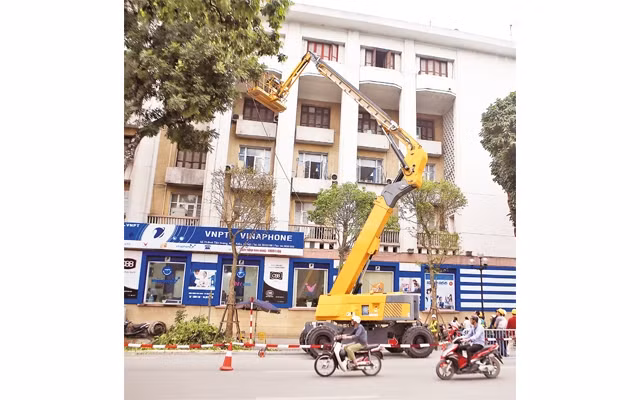 Xe nâng cắt tỉa cây xanh giúp nâng cao năng suất lao động, giảm chi phí. Ảnh: DUY LINH
