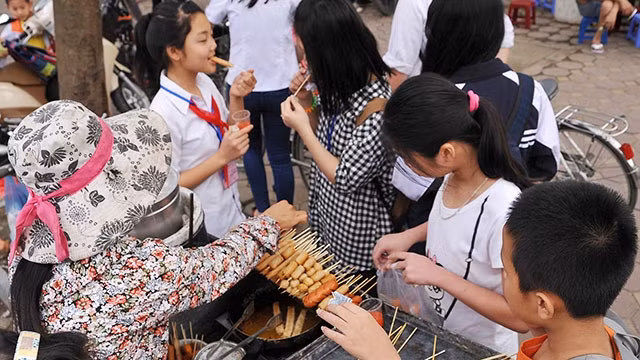 Sử dụng thực phẩm chế biến sẵn nhiều dầu, mỡ không nguồn gốc là một nguyên nhân dẫn đến tình trạng trẻ hóa các bệnh không lây nhiễm.