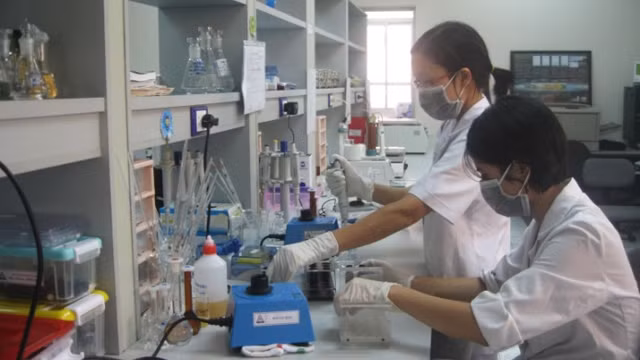 Tách chiết dược chất trong mẫu huyết tương tại Trung tâm Đánh giá tương đương sinh học (Viện Kiểm nghiệm thuốc trung ương). Ảnh: THU HẢI