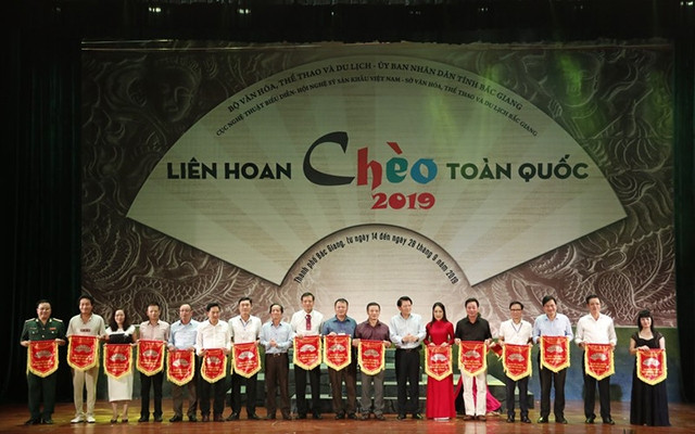Đại diện các đoàn nghệ thuật chèo tham gia Liên hoan nhận cờ của Ban Tổ chức.
