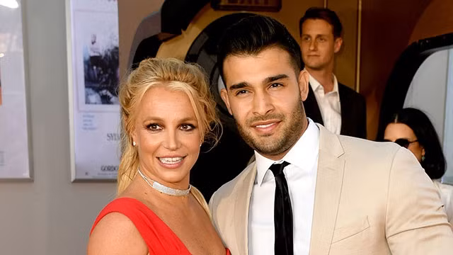 Britney Spears bí mật đính hôn?